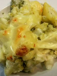 Una foto de Romanescu y patatas en salsa bechamel de ajo