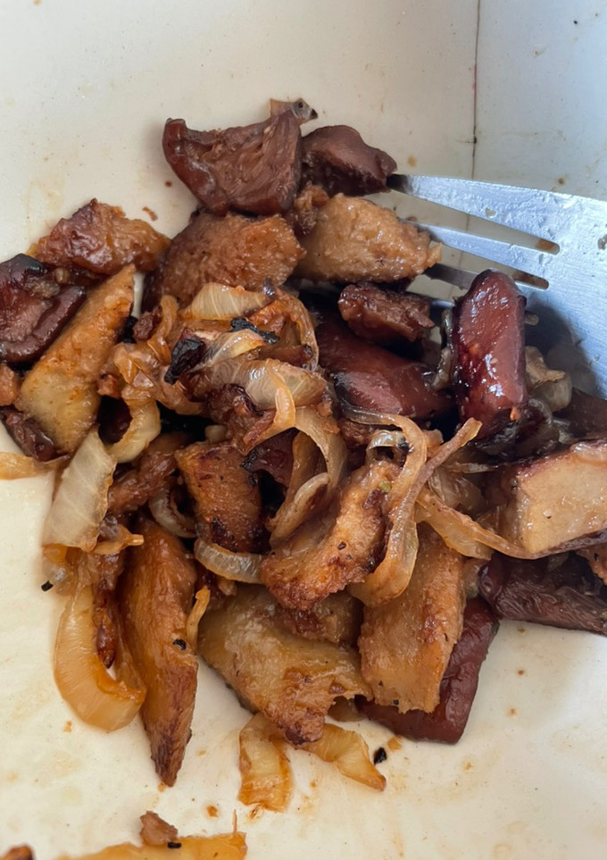 Una foto de Seitán con cebolla y setas (veggie)
