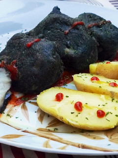 Una foto de Bocados de merluza en gabardina de tinta de calamar con salsa siracha ❤️🌶❤️ y papa arruga