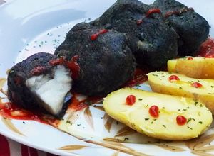 Foto principal de Bocados de merluza en gabardina de tinta de calamar con salsa siracha ❤️🌶❤️ y papa arruga