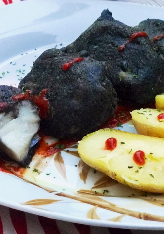 Una foto de Bocados de merluza en gabardina de tinta de calamar con salsa siracha ❤️🌶❤️ y papa arruga