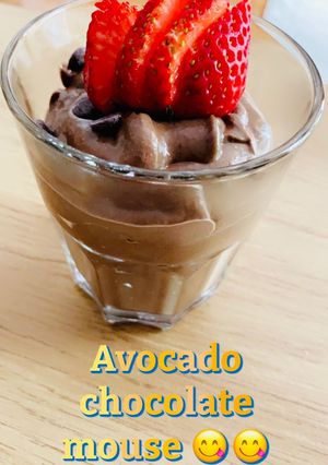 صورة لوصفة موس الافوكادو بالشوكولاتة من ثلاث مكونات فقط 😋😋