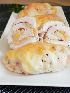 Una foto de Pechuga de pollo rellena de piña
