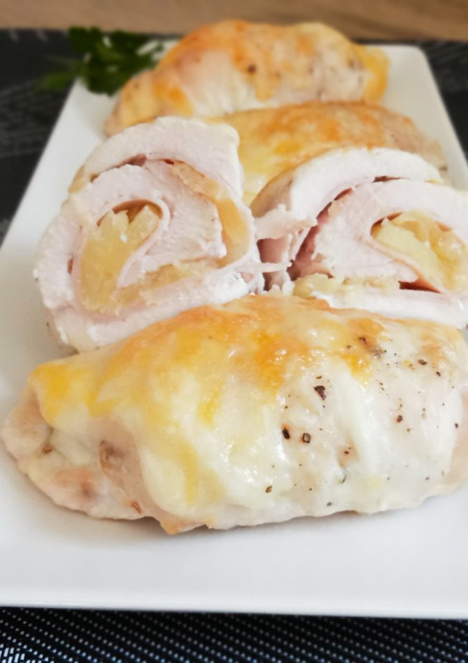 Una foto de Pechuga de pollo rellena de piña