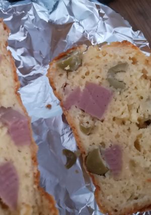 Une photo de Cake salé olives gruyère saucisse