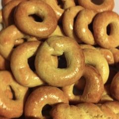A picture of Quick and fluffy vanilla cookies.