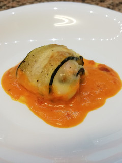 Una foto de Rollito de calabacín relleno en salsa de pimientos del piquillo