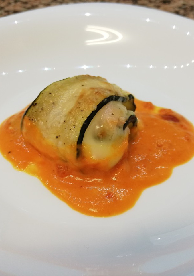 Una foto de Rollito de calabacín relleno en salsa de pimientos del piquillo