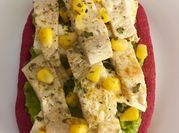Una foto de focaccia de pollo