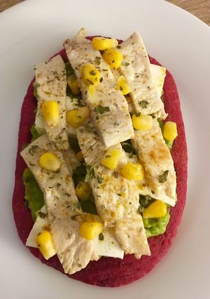 Una foto de Focaccia de remolacha con pollo y curry