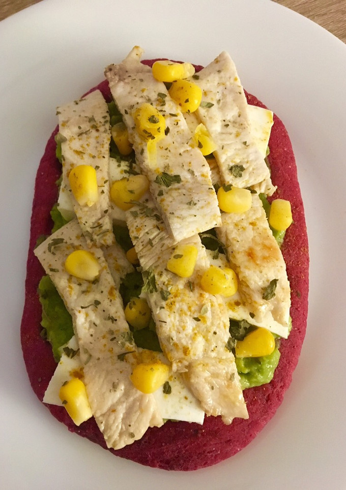 Una foto de Focaccia de remolacha con pollo y curry