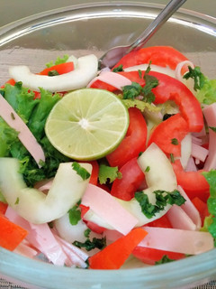 Una foto de Ensalada mixta con jamón 👍🇵🇪
