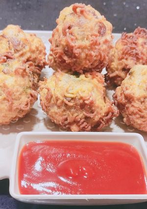 A picture of Veggie Maggi Pakoda.