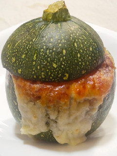 Una foto de Calabacines rellenos de sobras de arroz con verduras