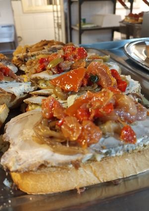 Una foto de Bruschettas mediterráneas