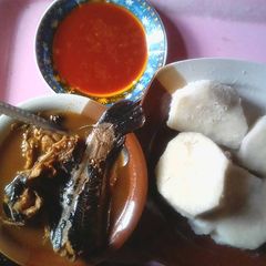 A picture of Boiled yam with palm oil and catfish pepper soup.