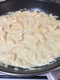 Una foto de Pollo en salsa blanca