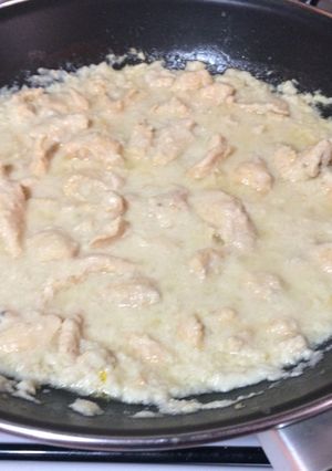 Una foto de Pollo en salsa blanca