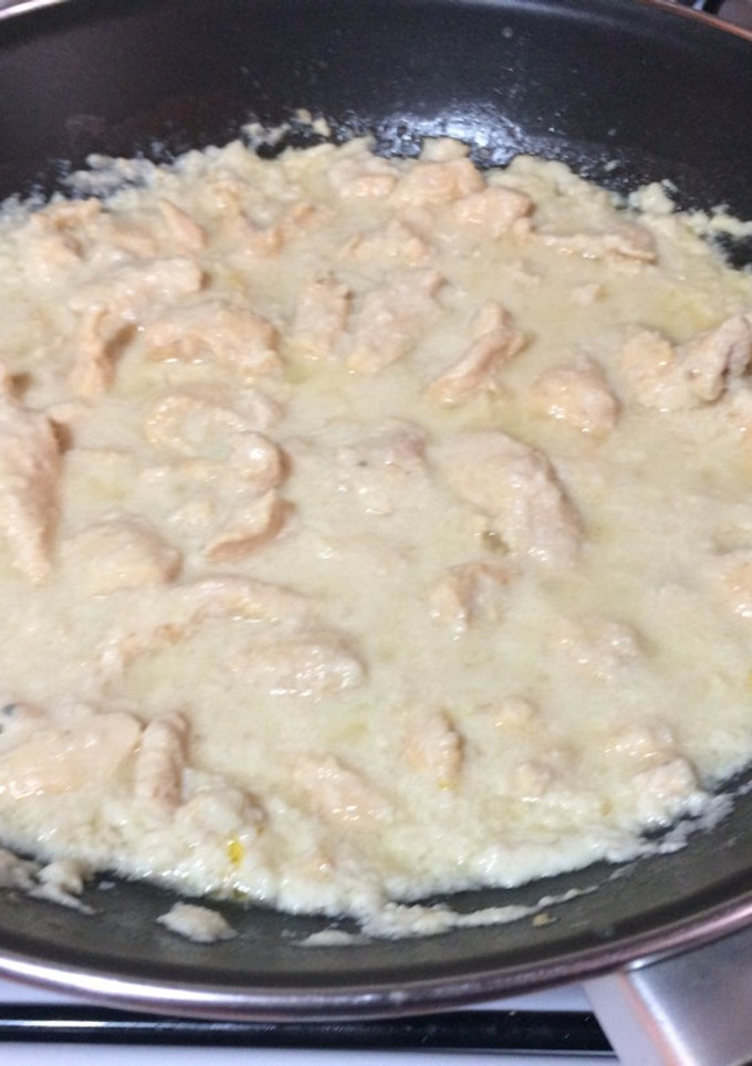 Una foto de Pollo en salsa blanca