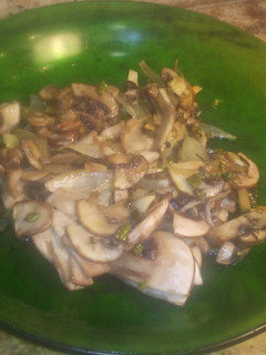 Una foto de Salteado de espárragos con boletus