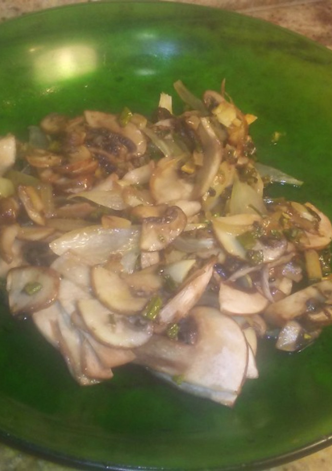 Una foto de Salteado de espárragos con boletus