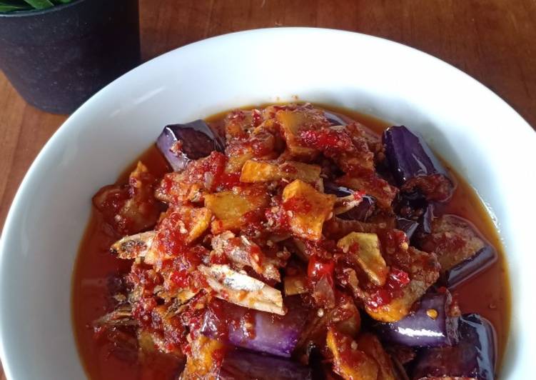 Cara Membuat Balado Terong Teri Kentang yang Renyah