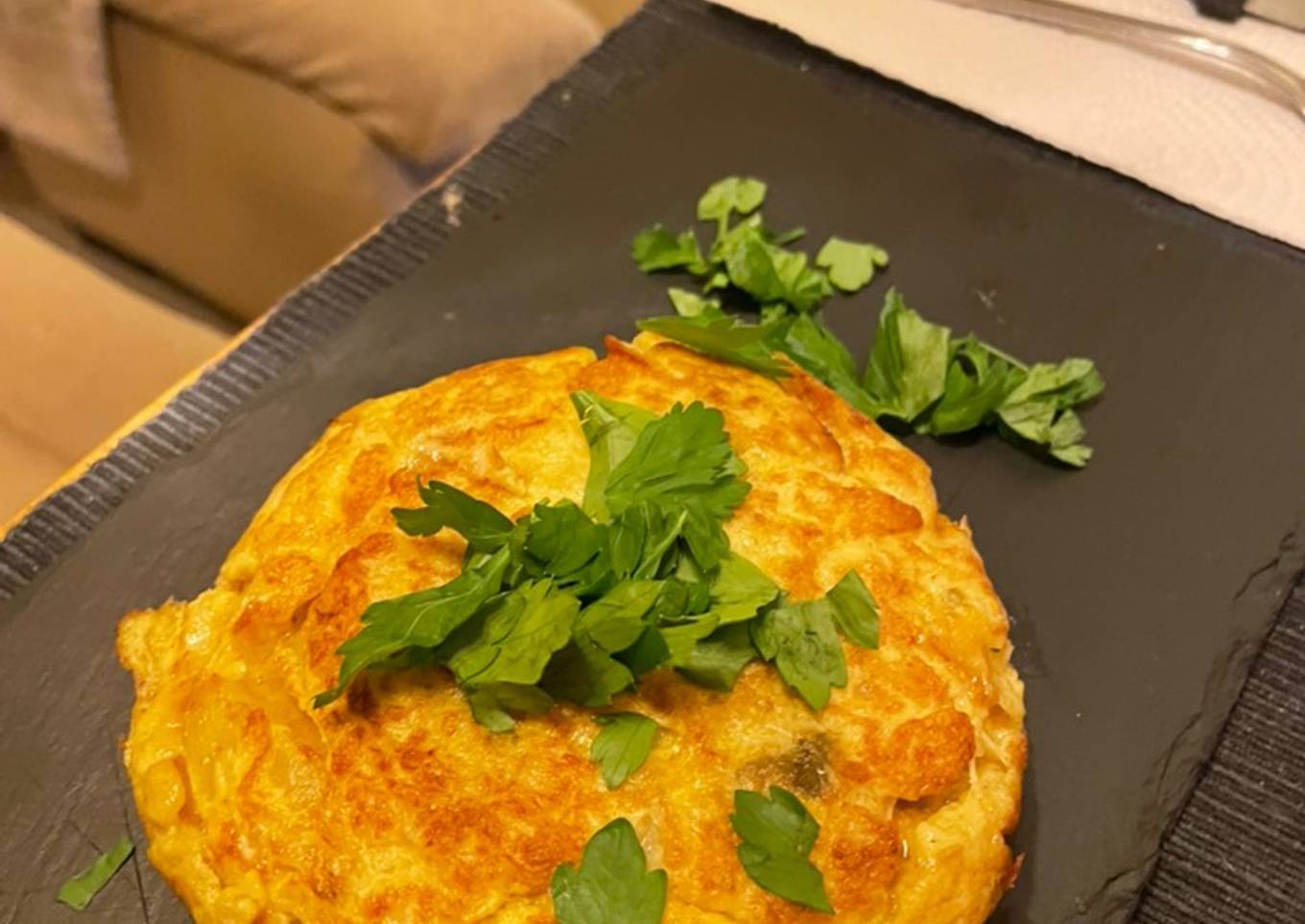 Tortilla de patatas con boletus + cebolla caramelizada