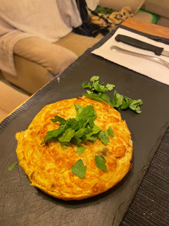 Una foto de Tortilla de patatas con boletus + cebolla caramelizada