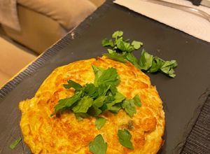 Una foto de Tortilla de patatas con boletus + cebolla caramelizada