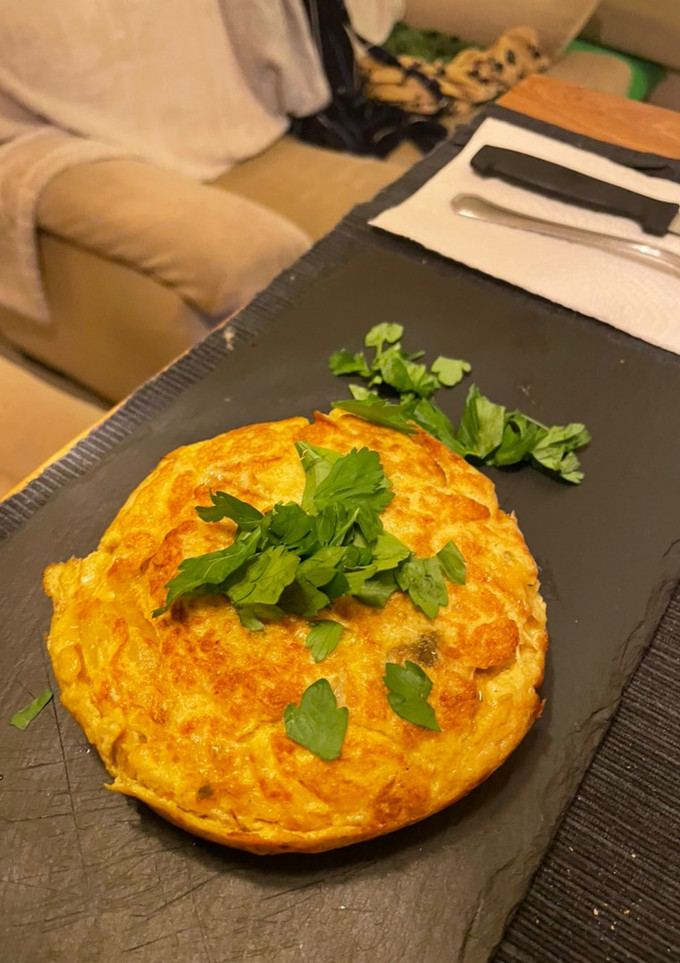 Una foto de Tortilla de patatas con boletus + cebolla caramelizada
