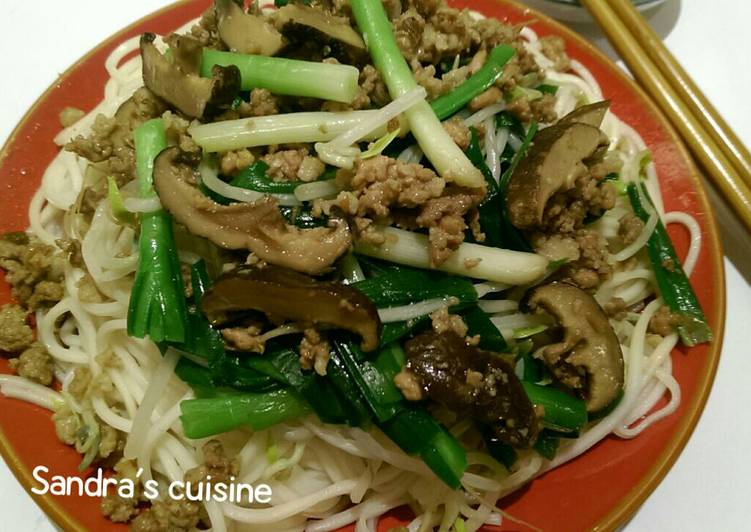 韮菜豆芽香菇肉燥乾麵(夏天吃法)