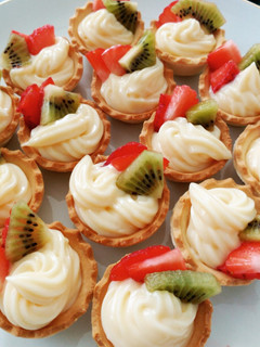 Una foto de Tartaletas de crema 🍓🥝