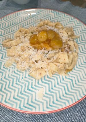 Una foto de Pasta fresca casera con salsa de coco y tomates secos