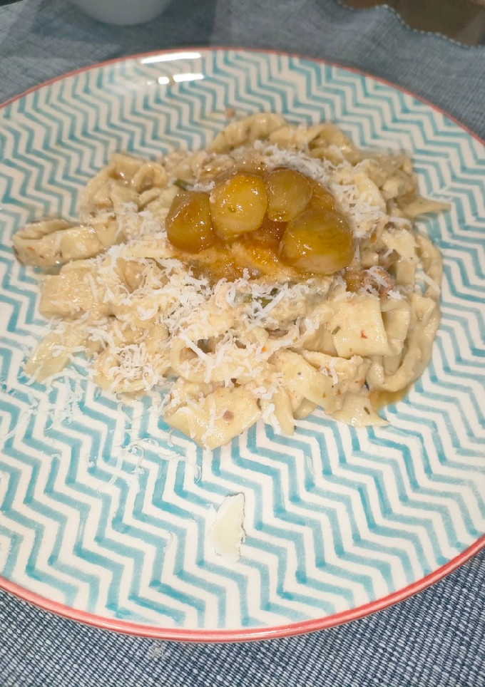 Una foto de Pasta fresca casera con salsa de coco y tomates secos