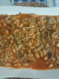 Una foto de Fabes con almejas, langostinos y gulas
