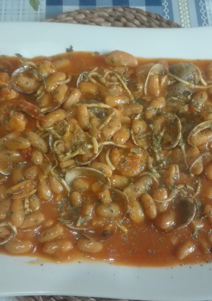 Una foto de Fabes con almejas, langostinos y gulas
