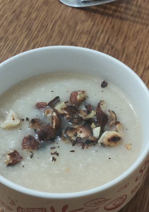 Une photo de Soupe de chou fleur et noisettes torréfiées