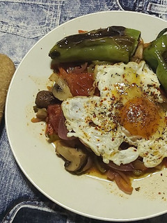 Una foto de Champiñones, verduras y huevo frito