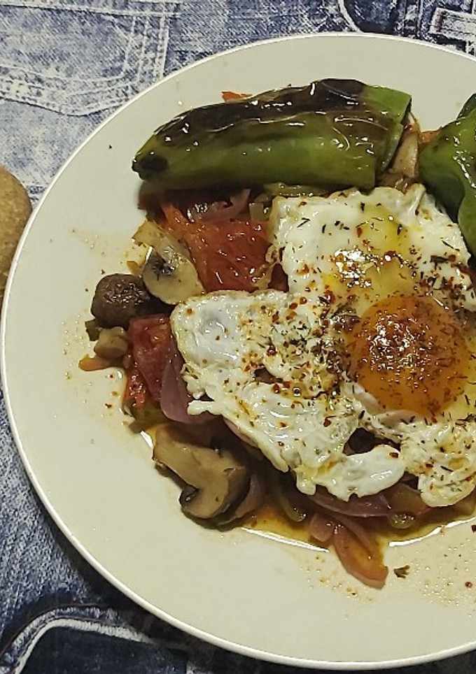 Una foto de Champiñones, verduras y huevo frito