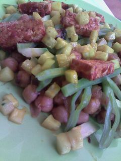 Una foto de Ensalada tibia de garbanzos agridulces con tofu picante y pepino marinado