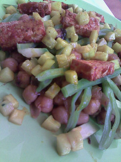 Una foto de Ensalada tibia de garbanzos agridulces con tofu picante y pepino marinado