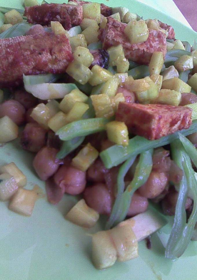 Una foto de Ensalada tibia de garbanzos agridulces con tofu picante y pepino marinado