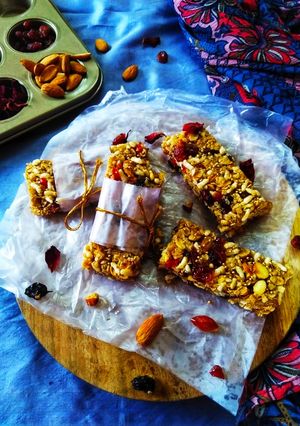 A picture of No bake dry fruits granola bars.