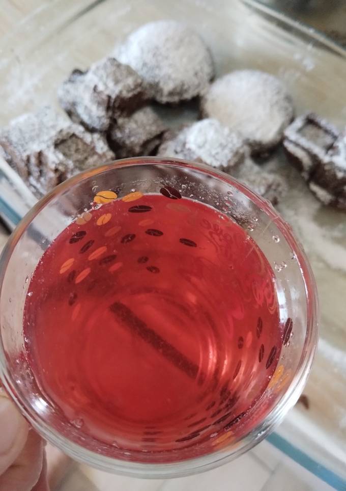 Насичений ягідний компот з порічкою, малиною, йоштою
