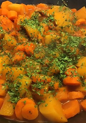 Une photo de Carottes et navets jaunes au paprika et persil