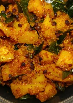 A picture of Magai pachadi (raw mango pickle small pieces).