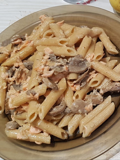 Una foto de Pasta integral con salmón y setas