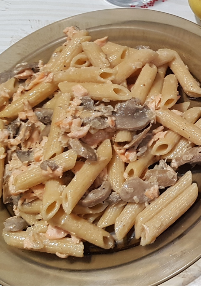Una foto de Pasta integral con salmón y setas