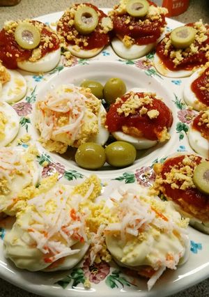 Una foto de Huevos rellenos variados