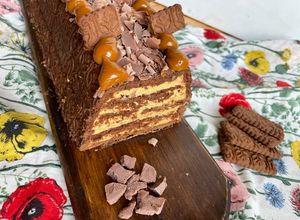 Una foto de Chocotorta a mi manera - Carlota de dulce de leche y queso crema